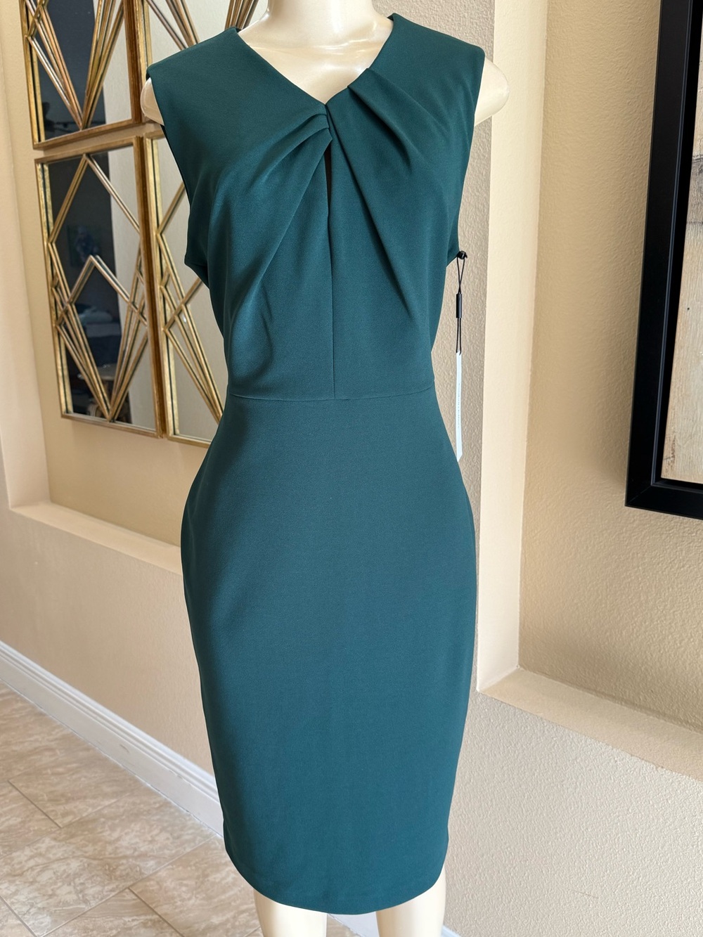 Calvin Klein Scuba Crepe Keyhole Sheath Dress Size 4 New with Tags